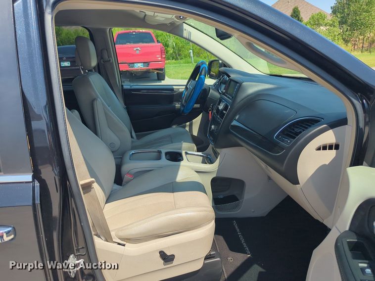 image for item NG9999 2014 Chrysler  Town and Country  van