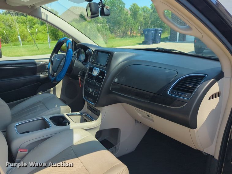 image for item NG9999 2014 Chrysler  Town and Country  van