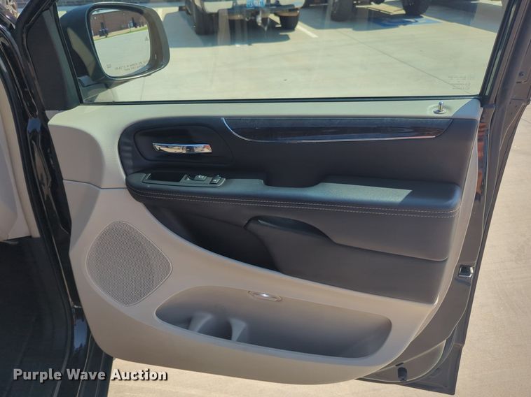 image for item NG9999 2014 Chrysler  Town and Country  van