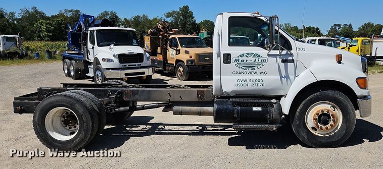 image for item OJ9834 2004 Ford  F750 Super Duty truck cab and chassis