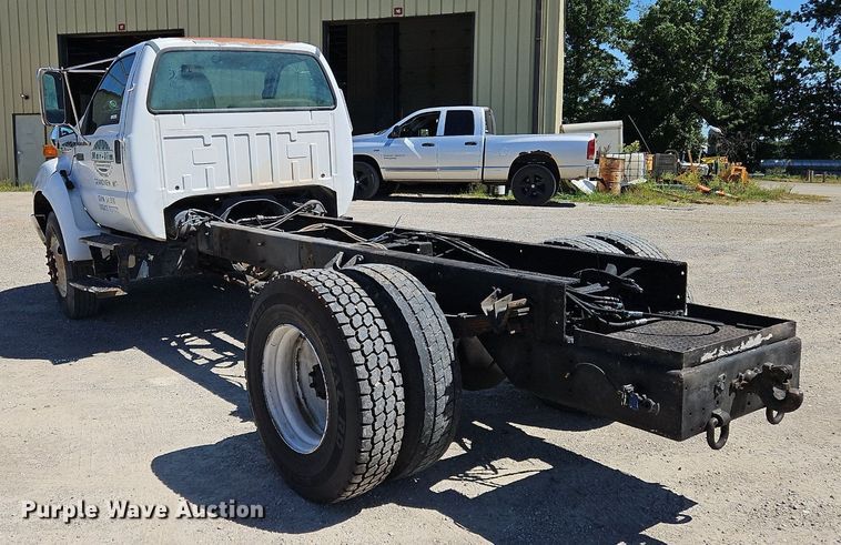 image for item OJ9834 2004 Ford  F750 Super Duty truck cab and chassis