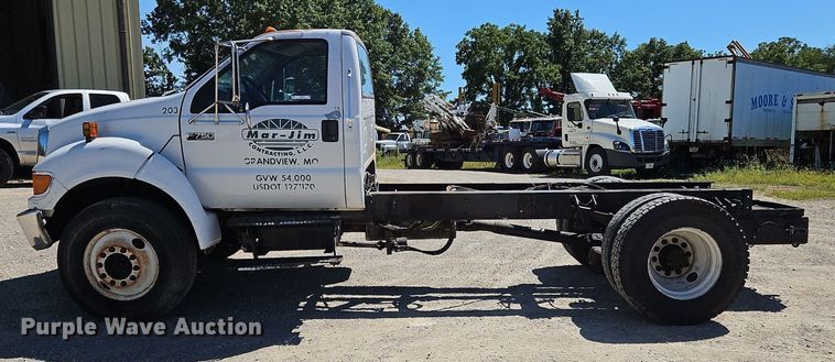 image for item OJ9834 2004 Ford  F750 Super Duty truck cab and chassis