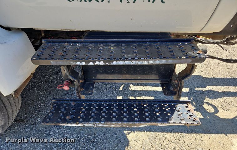 image for item OJ9834 2004 Ford  F750 Super Duty truck cab and chassis