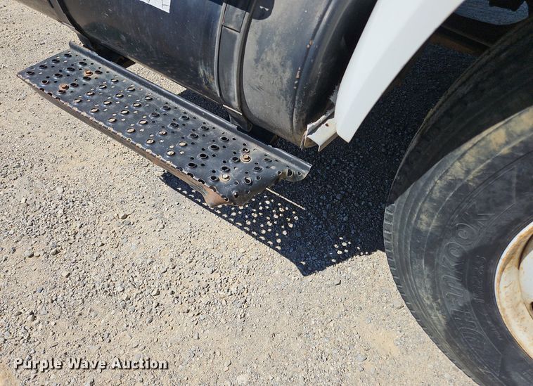 image for item OJ9834 2004 Ford  F750 Super Duty truck cab and chassis