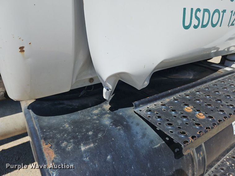 image for item OJ9834 2004 Ford  F750 Super Duty truck cab and chassis