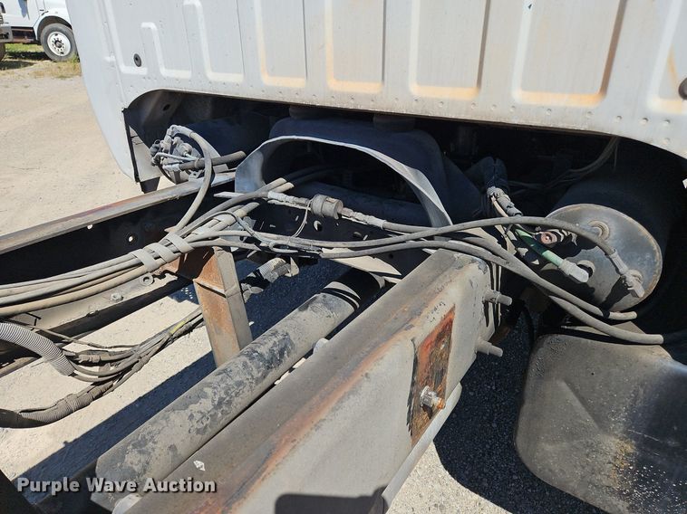 image for item OJ9834 2004 Ford  F750 Super Duty truck cab and chassis