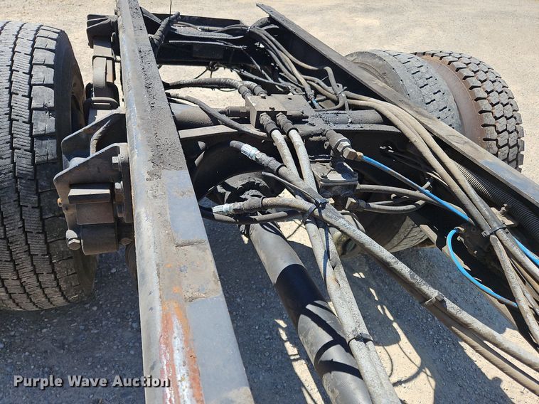 image for item OJ9834 2004 Ford  F750 Super Duty truck cab and chassis