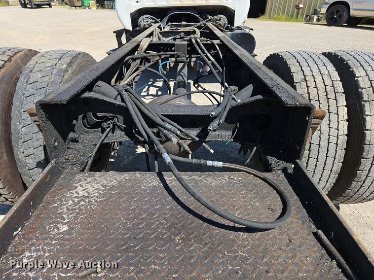 image for item OJ9834 2004 Ford  F750 Super Duty truck cab and chassis