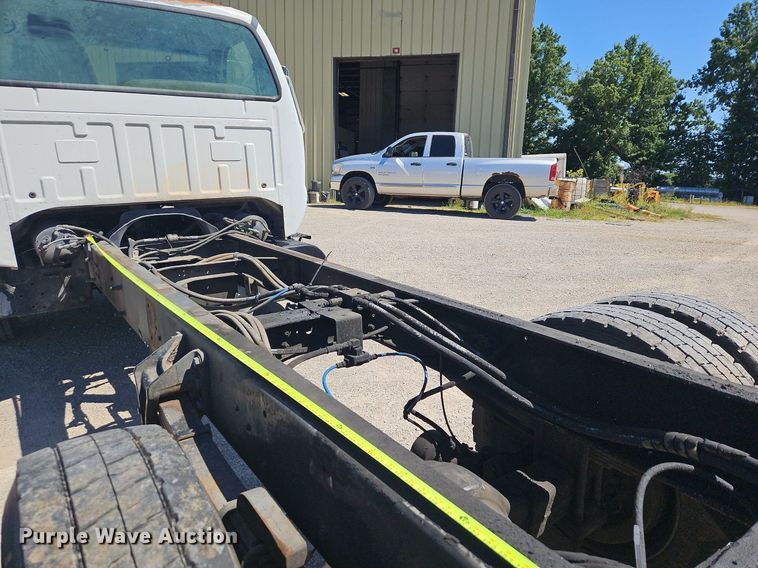 image for item OJ9834 2004 Ford  F750 Super Duty truck cab and chassis