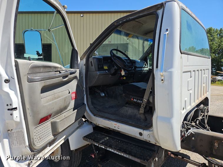 image for item OJ9834 2004 Ford  F750 Super Duty truck cab and chassis