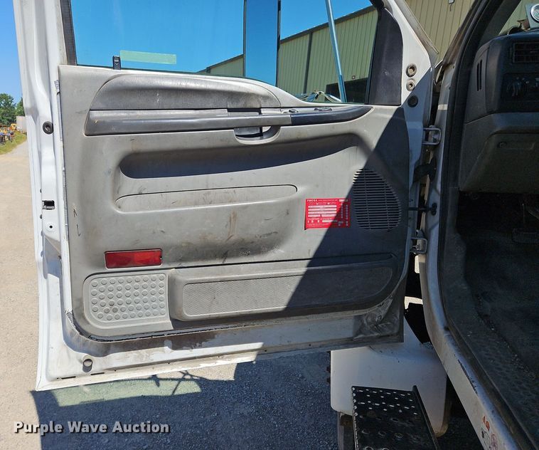 image for item OJ9834 2004 Ford  F750 Super Duty truck cab and chassis