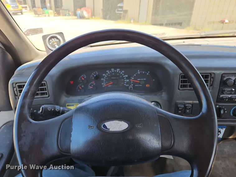 image for item OJ9834 2004 Ford  F750 Super Duty truck cab and chassis