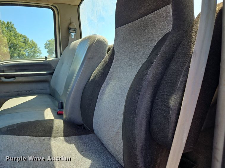 image for item OJ9834 2004 Ford  F750 Super Duty truck cab and chassis