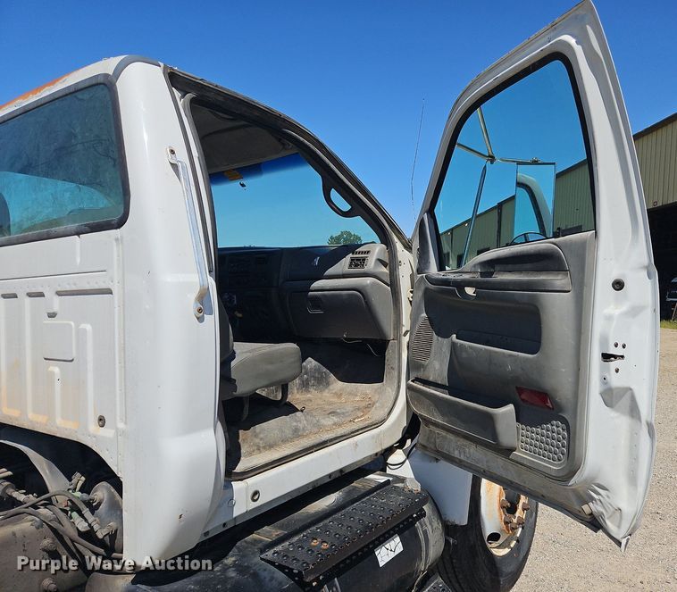 image for item OJ9834 2004 Ford  F750 Super Duty truck cab and chassis