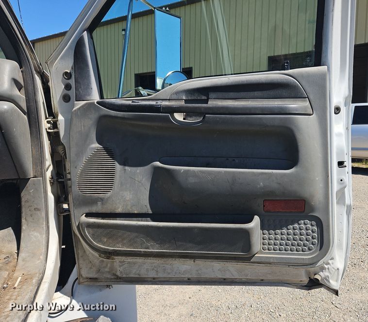 image for item OJ9834 2004 Ford  F750 Super Duty truck cab and chassis