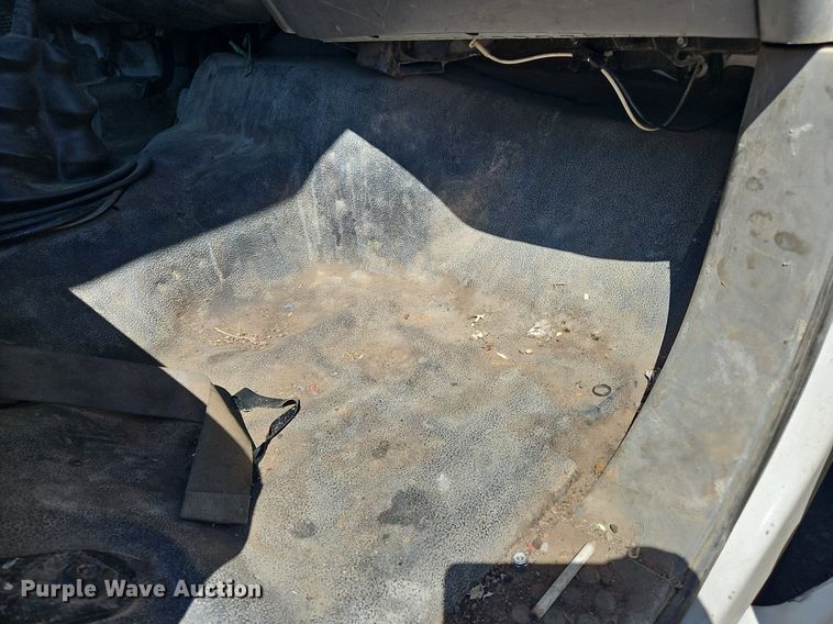 image for item OJ9834 2004 Ford  F750 Super Duty truck cab and chassis