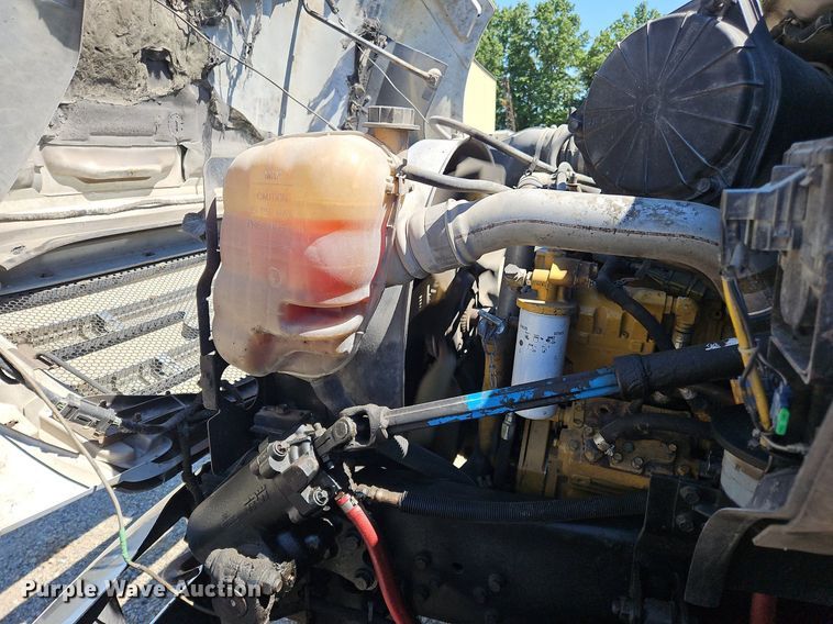 image for item OJ9834 2004 Ford  F750 Super Duty truck cab and chassis