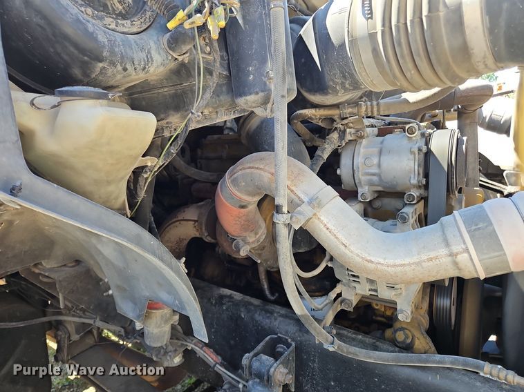 image for item OJ9834 2004 Ford  F750 Super Duty truck cab and chassis