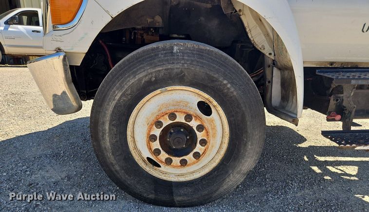 image for item OJ9834 2004 Ford  F750 Super Duty truck cab and chassis