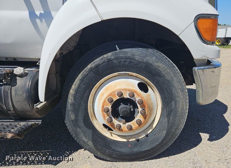 image for item OJ9834 2004 Ford  F750 Super Duty truck cab and chassis