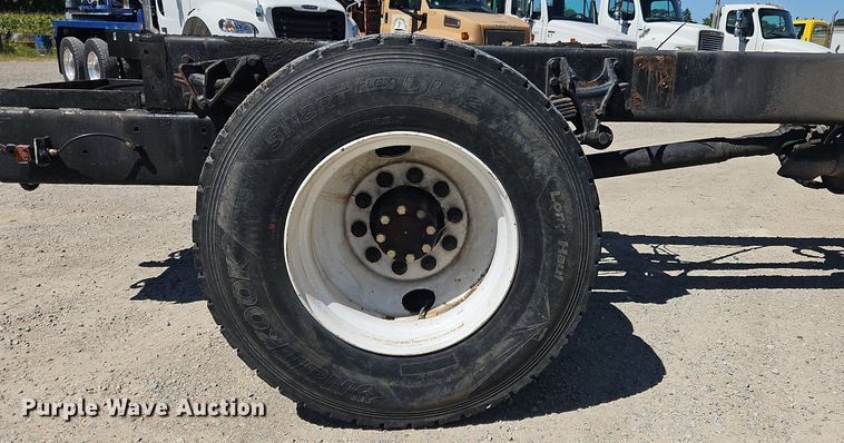 image for item OJ9834 2004 Ford  F750 Super Duty truck cab and chassis