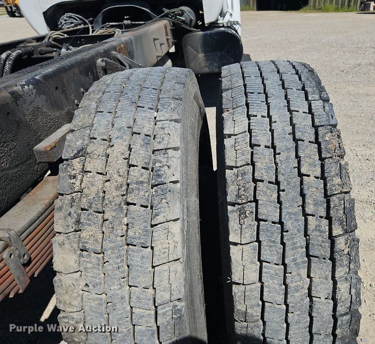 image for item OJ9834 2004 Ford  F750 Super Duty truck cab and chassis