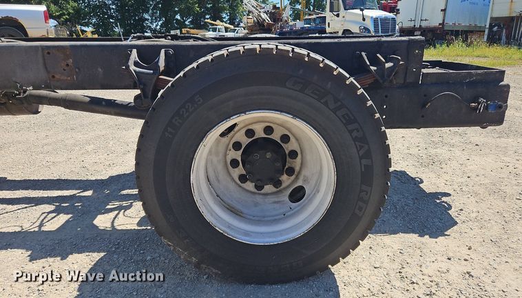 image for item OJ9834 2004 Ford  F750 Super Duty truck cab and chassis