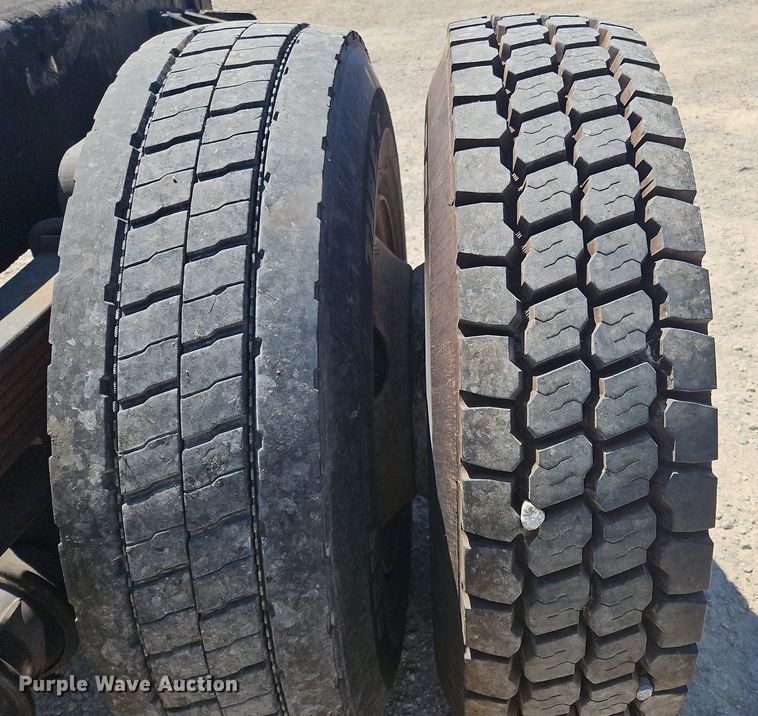 image for item OJ9834 2004 Ford  F750 Super Duty truck cab and chassis