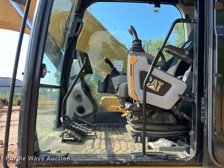 image for item DO2498 2019 Caterpillar 320 excavator