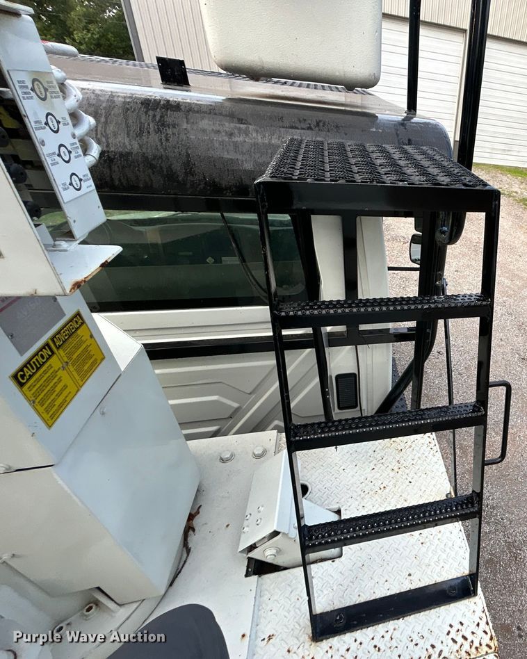 image for item DO6693 2007 International 4300 forestry bucket truck