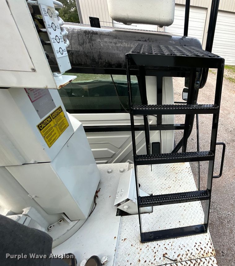 image for item DO6693 2007 International 4300 forestry bucket truck