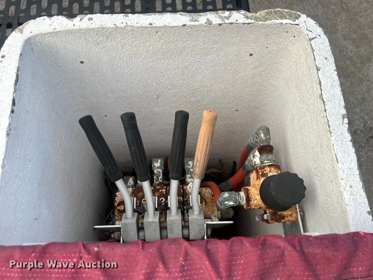 image for item DO6693 2007 International 4300 forestry bucket truck