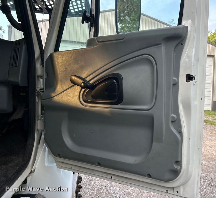 image for item DO6693 2007 International 4300 forestry bucket truck