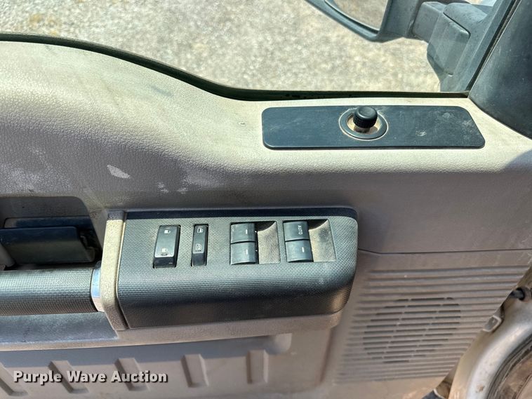 image for item DO6998 2008 Ford F550 Super Duty Crew Cab flatbed truck