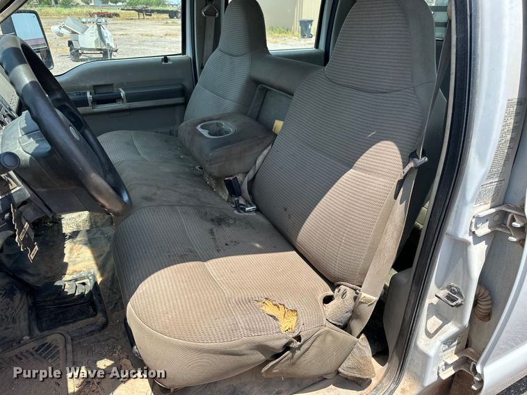 image for item DO6998 2008 Ford F550 Super Duty Crew Cab flatbed truck