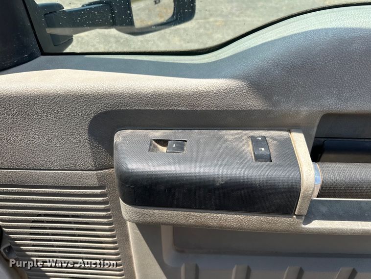 image for item DO6998 2008 Ford F550 Super Duty Crew Cab flatbed truck