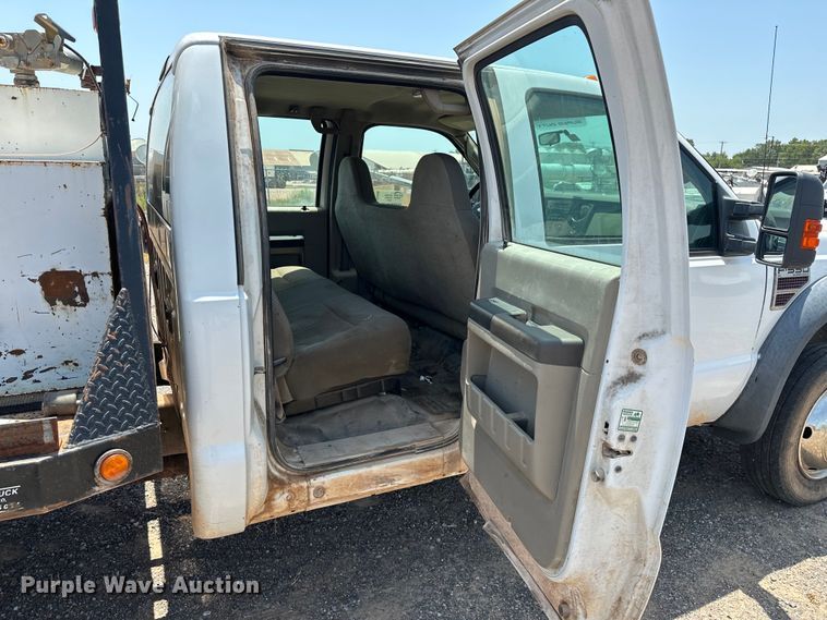 image for item DO6998 2008 Ford F550 Super Duty Crew Cab flatbed truck