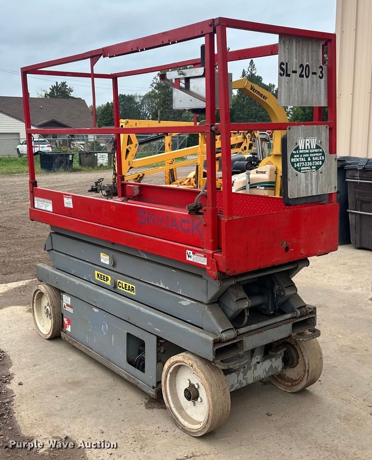 image for item DP8443 2004 Skyjack SJ3220 scissor lift