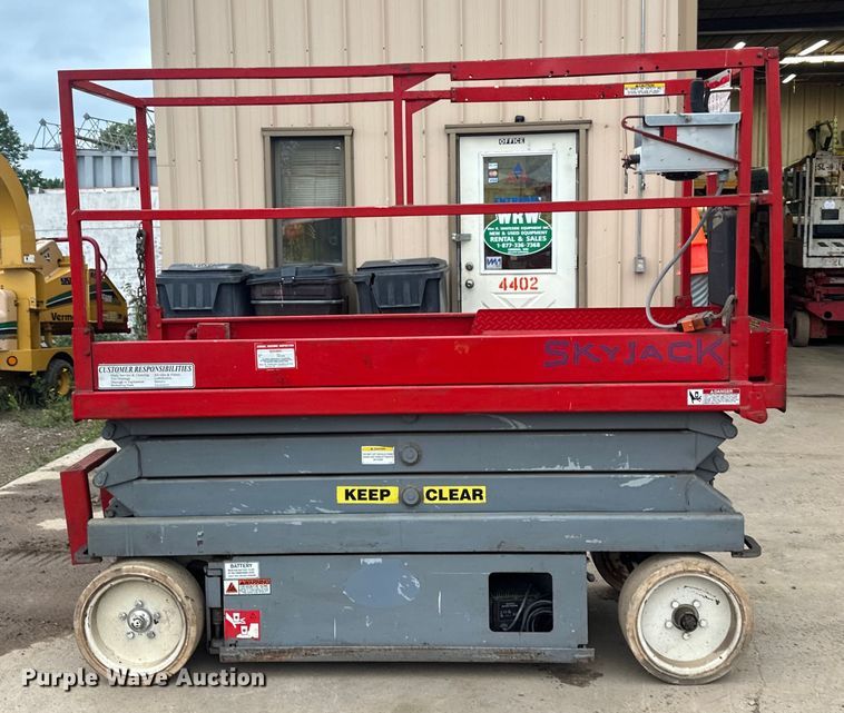 image for item DP8443 2004 Skyjack SJ3220 scissor lift