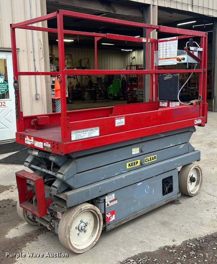 image for item DP8443 2004 Skyjack SJ3220 scissor lift
