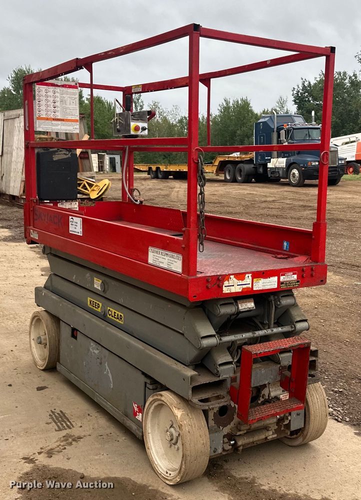 image for item DP8443 2004 Skyjack SJ3220 scissor lift