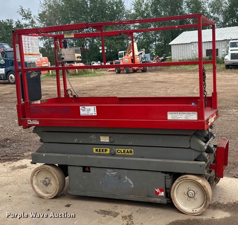 image for item DP8443 2004 Skyjack SJ3220 scissor lift