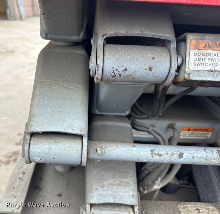 image for item DP8443 2004 Skyjack SJ3220 scissor lift