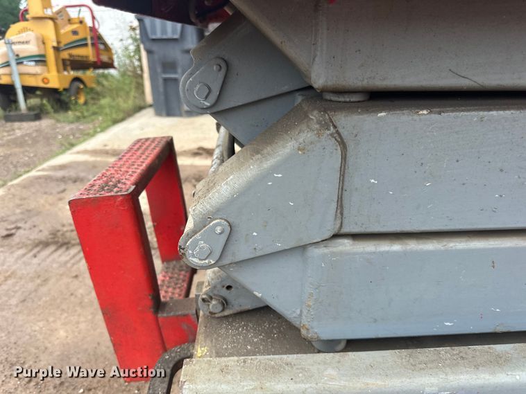 image for item DP8443 2004 Skyjack SJ3220 scissor lift
