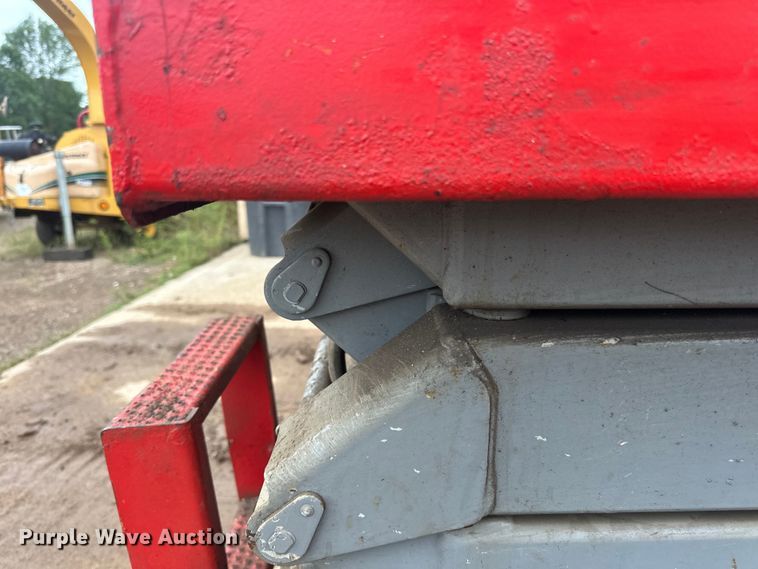 image for item DP8443 2004 Skyjack SJ3220 scissor lift