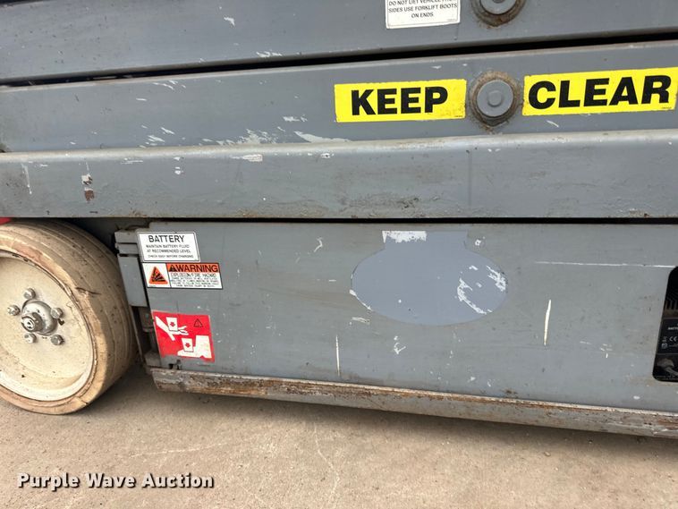 image for item DP8443 2004 Skyjack SJ3220 scissor lift