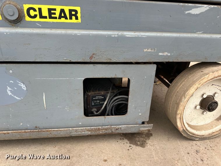 image for item DP8443 2004 Skyjack SJ3220 scissor lift