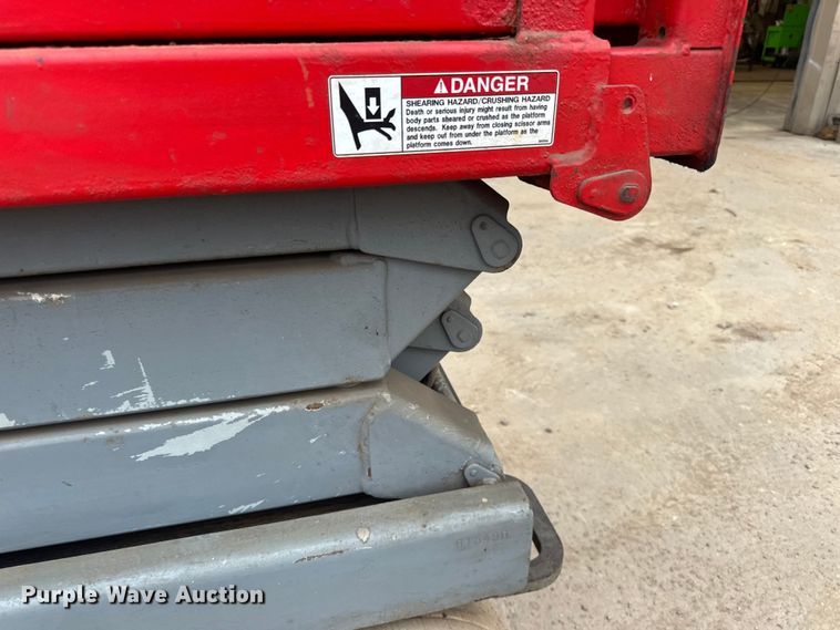 image for item DP8443 2004 Skyjack SJ3220 scissor lift