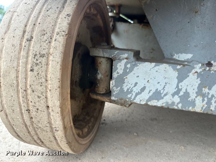 image for item DP8443 2004 Skyjack SJ3220 scissor lift