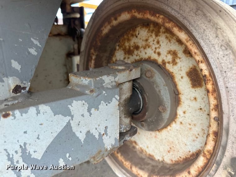 image for item DP8443 2004 Skyjack SJ3220 scissor lift